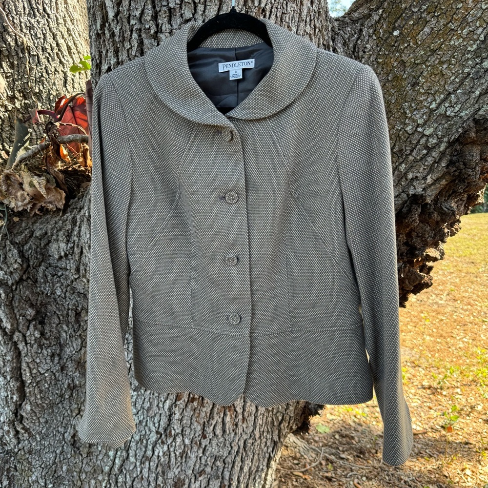 Pendleton 100%Virgin Wool Tweed gray bazer with Peter Pan Collar.Size 8